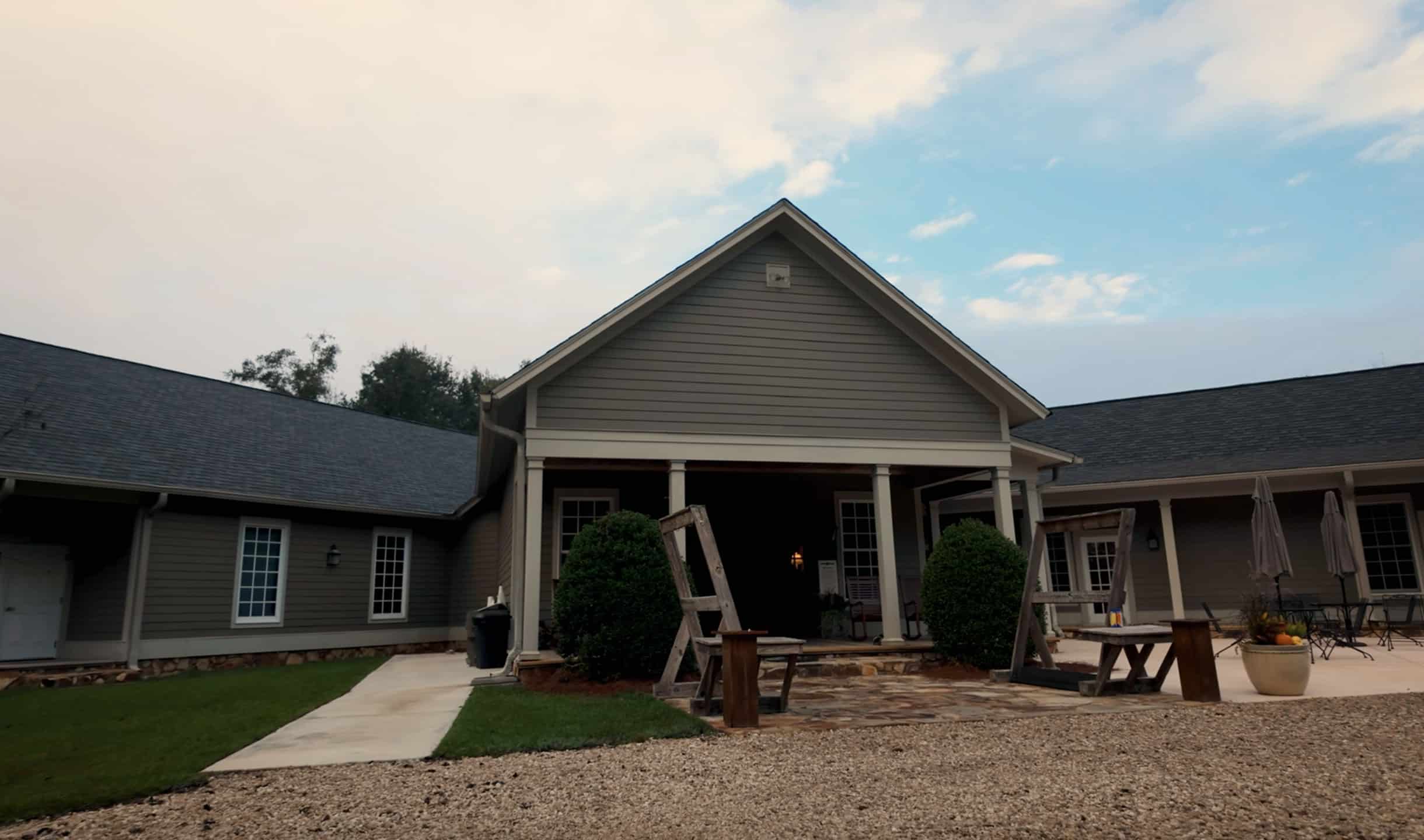 exterior shot of the lodge at Riverview Plantation